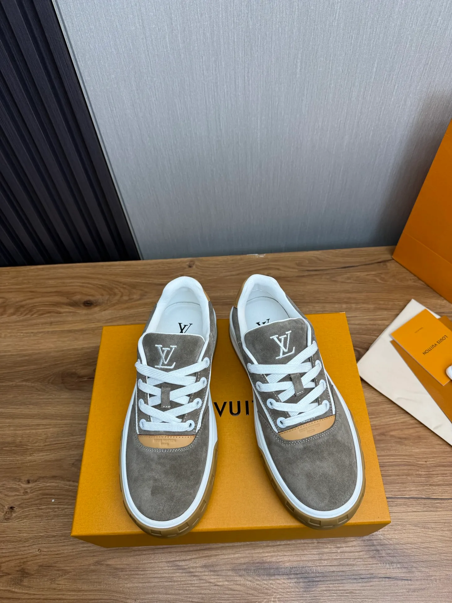Men's shoes 620💰 Lv. Top purchasing agent🇮🇹 Louis Vuitton, sports sneakers counter synchronization, uppers imported from Italy, high-quality splicing and complex handicrafts, imported mesh pads are soft and comfortable, soles: original factory special soles, TPU exclusive movable molded soles super comfortable, original factory single goods, 🔍🔍high quality, you can enter and exit the counter at will, welcome to compare, code number 38-44 (customized 38.45)